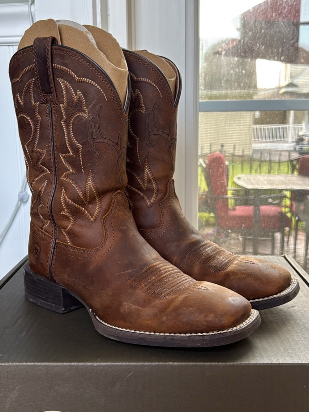 Ariat Brown Leather Western Cowboy Boots with Embroidered Stitching